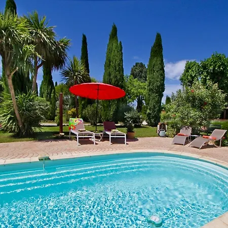 Guest house Fontaine Des Magnarelles 2*