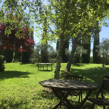 Guest house Fontaine Des Magnarelles 2*
